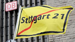 Stuttgart 21-Protestflagge vor dem Stuttgarter Hauptbahnhof